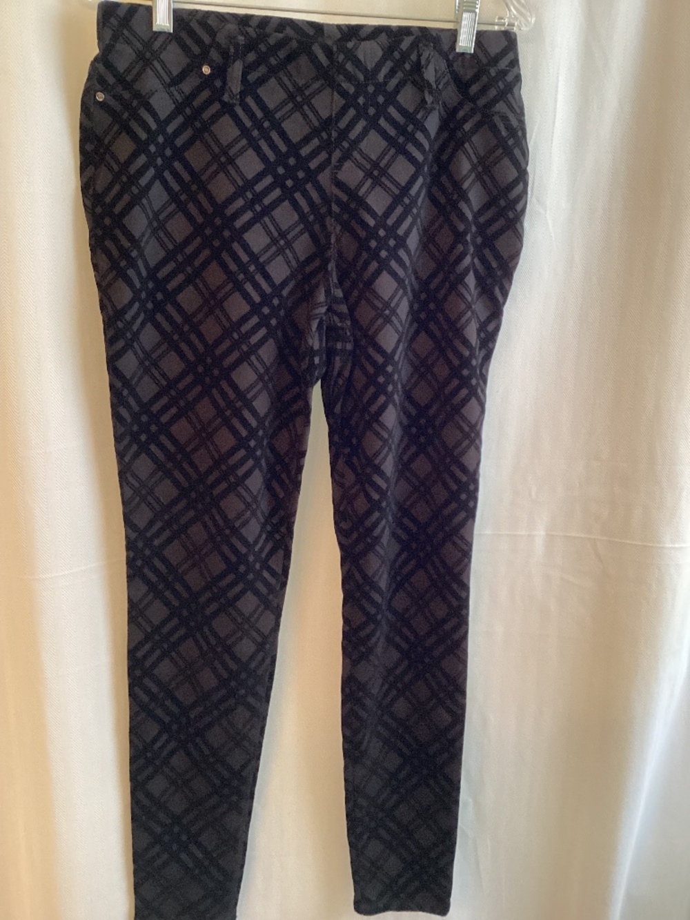 TIME & TRU…Flocked black velvet criss-cross pants, size Medium